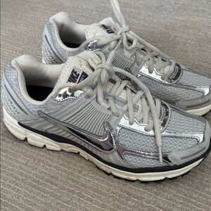 Nike Zoom Vomero 5
Nike Women's Silver and Gray Sneakers women’s 12.5 men’s 11